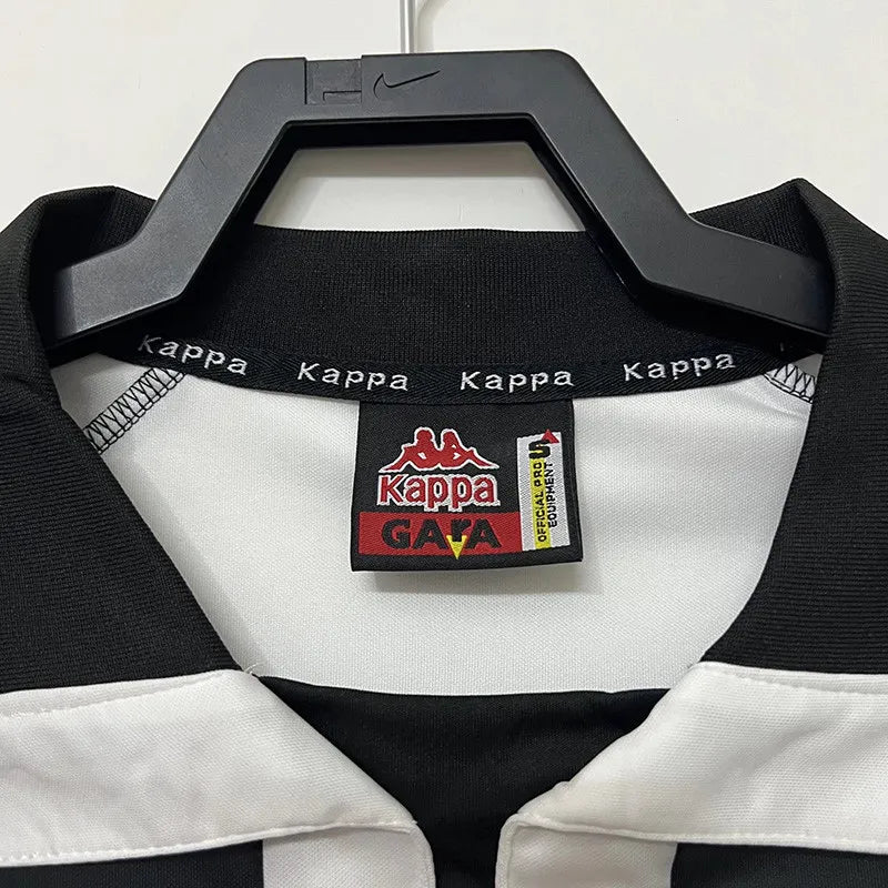 Juventus local 97/98 retro version.