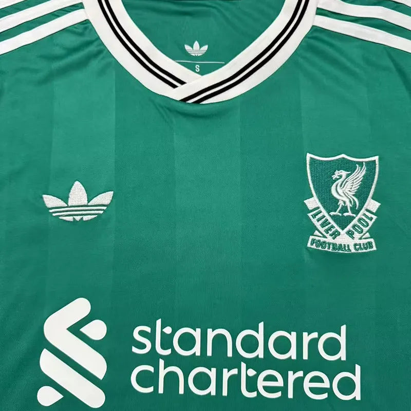 Liverpool visitante 25/26 fan version.