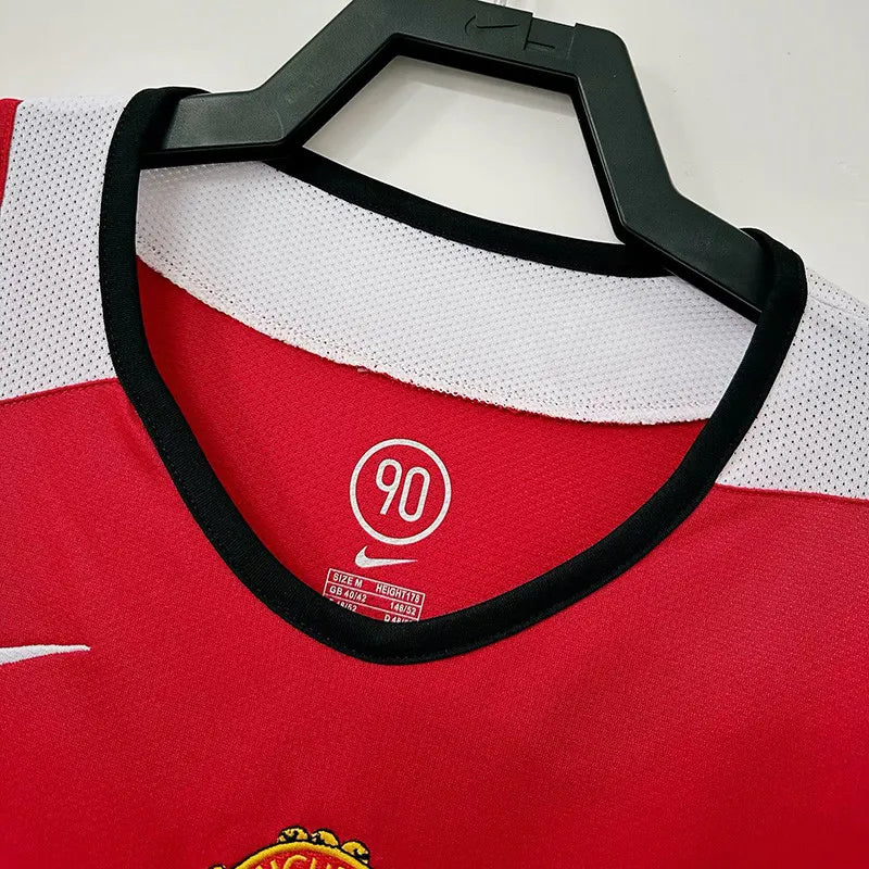 Manchester United local 05/06 retro version.