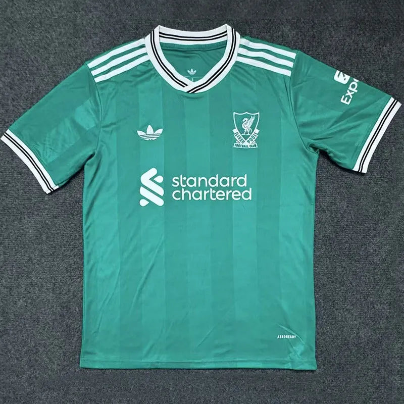 Liverpool visitante 25/26 fan version.