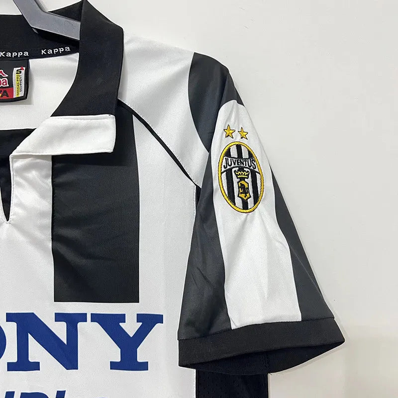 Juventus local 97/98 retro version.
