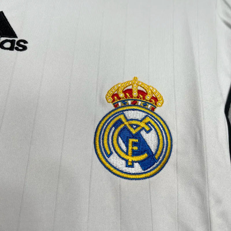 Real Madrid local 06/07 retro version.