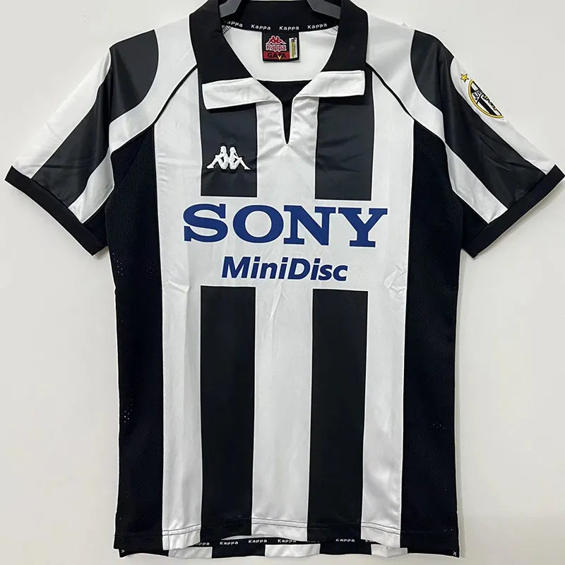 Juventus local 97/98 retro version.