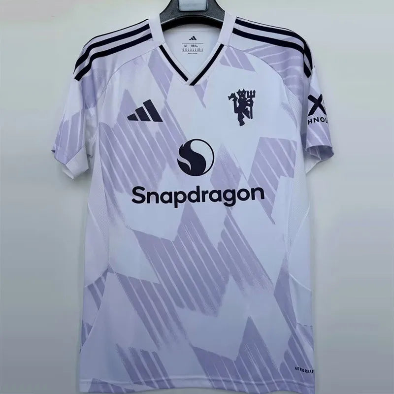 Manchester United visitante 25/26 fan version.