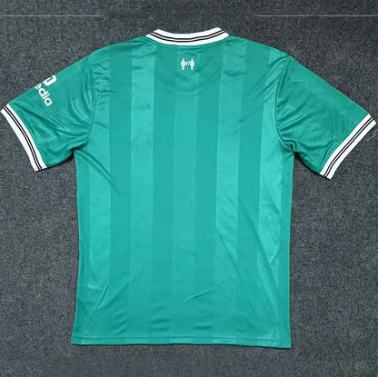 Liverpool visitante 25/26 fan version.