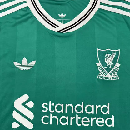Liverpool visitante 25/26 fan version.