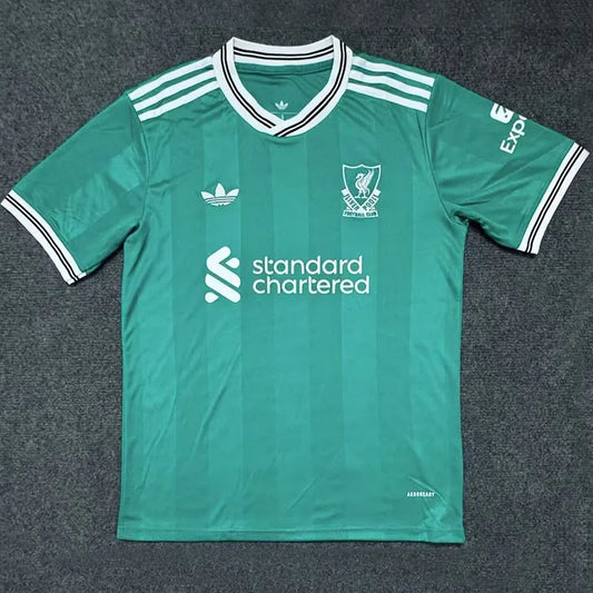Liverpool visitante 25/26 fan version.