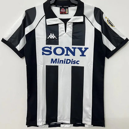 Juventus local 97/98 retro version.
