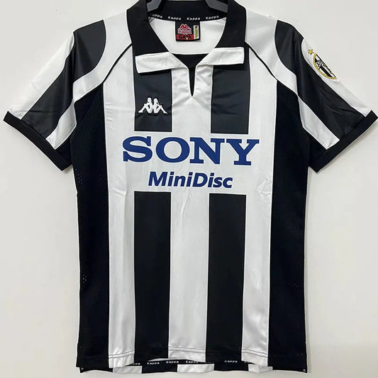 Juventus local 97/98 retro version.