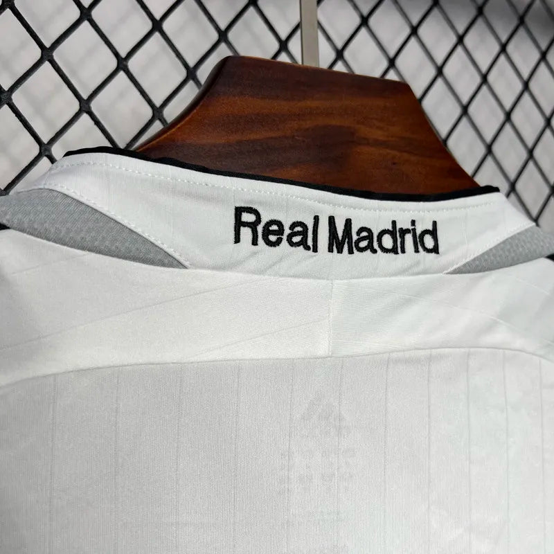 Real Madrid local 06/07 retro version.